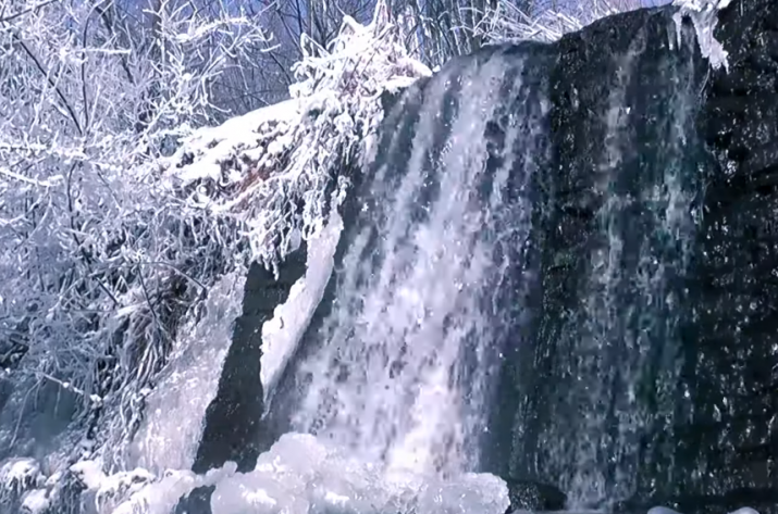 В сети показали заснеженный лес и 20-метровый водопад в Горловке (видео)