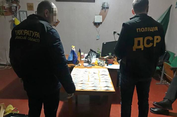 Вчера, 10 февраля, в Луганской области разоблачили и задержали главу объединенной территориальной громады при получении неправомерной выгоды в размере 20 тыс. грн.