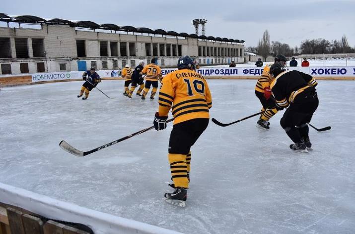 В Северодонецке сегодня, 11 февраля, открылся бесплатный каток, который расположен на запасном футбольном поле стадиона КДЮСШ 2 по ул. Сметанина.