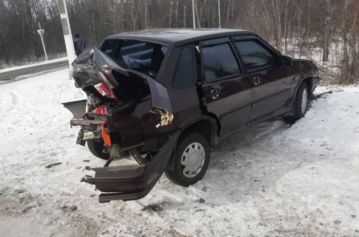 Вчера, 11 февраля, в 09.30 в районе поворота к больнице в Станице Луганской произошло столкновение двух транспортных средств.