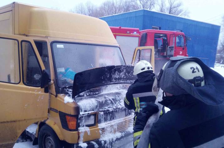 Сегодня, 13 февраля, в 12:31 в Службу спасения поступило сообщение о возгорании автомобиля по ул. Титова, в Кременной.