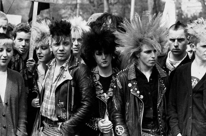 Давно хотел написать большой пост о том, какие молодежные субкультуры существовали в СССР. В кинофильмах советских лет практически никак не представлены субкультурые движения, хотя на самом деле это б