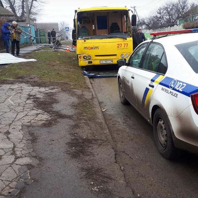 В Мариуполе маршрутка на скорости влетела в остановку общественного транспорта, где находились люди.