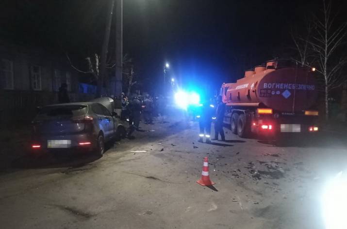 Вчера, 26 февраля, около 20:10 по ул. Конституции в Сватово случилась авария. Пострадавших госпитализировали в больницу.