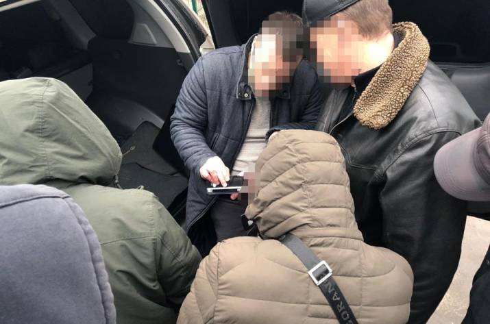 Чиновника военно-гражданской администрации г. Марьинка и с. Победа разоблачили в получении неправомерной выгоды.