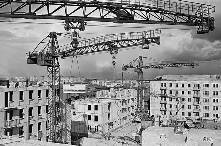 Так, друзья —сегодня будет очень интресный и большой пост про советские хрущевки. Недавно на просторах интернета я нашел замечательный фильм, который был снят в СССР в 1959 году и называется