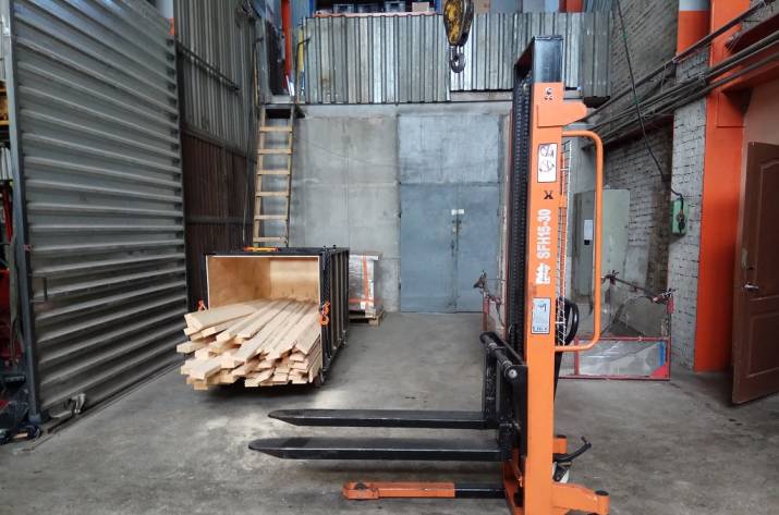 ручной штабелер на складе