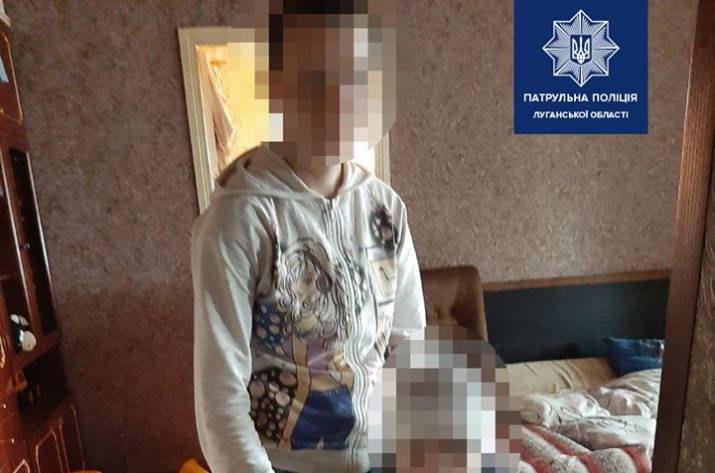 Сегодня, 3 марта, около 14:00 в магазине, который расположен на улице Менделеева в Рубежном, неравнодушные граждане обратили внимание на маленького мальчика, который был без взрослых.