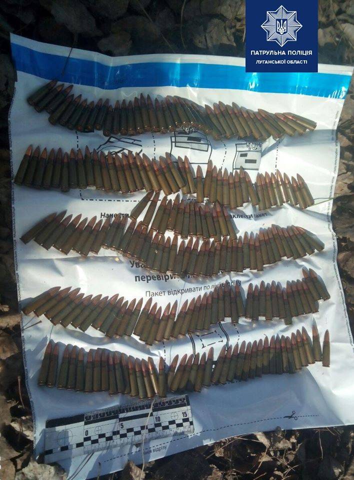 Сегодня, 5 марта, на улице Восточной в Рубежном в поле зрения патрульных попал подозрительный пакет, который лежал на обочине.