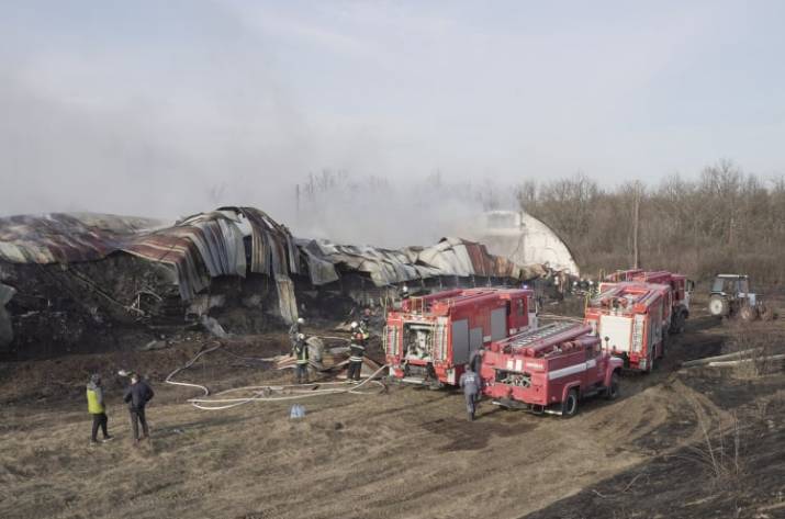 В Белокуракинском районе загорелся склад-ангар ООО «Виктория». Спасатели продолжают ликвидировать пожар.