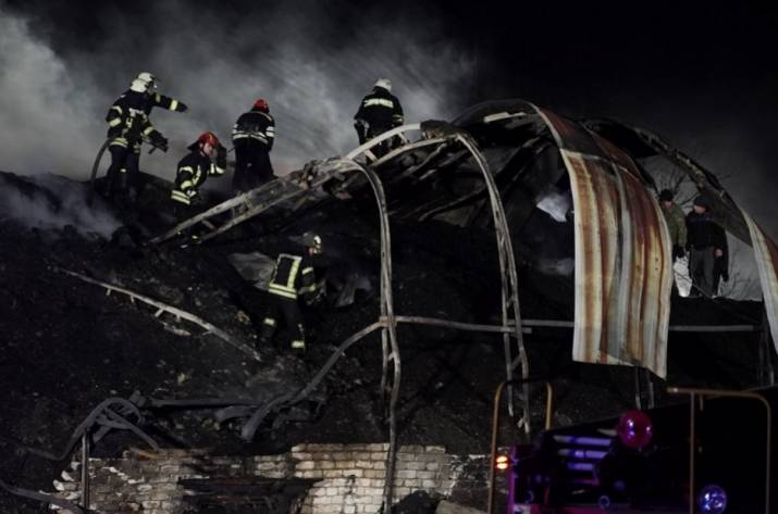 Большой пожар на складе в Луганской области: спасатели показали видео
