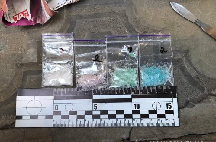 В ходе реализации оперативной информации, у 24-летнего жителя Северодонецка изъяли 4 пакета с особо опасным психотропным веществом PVP.