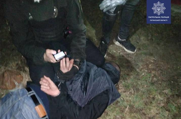 В Рубежном патрульные задержали мужчину, который напал на женщину и отобрал у нее телефон.