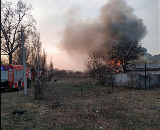 На этих выходных патрульные Дмитрий Федоров и Иван Прокопенко, проезжая на собственном автомобиле Воеводовку, заметили обильный дым из частного дома.