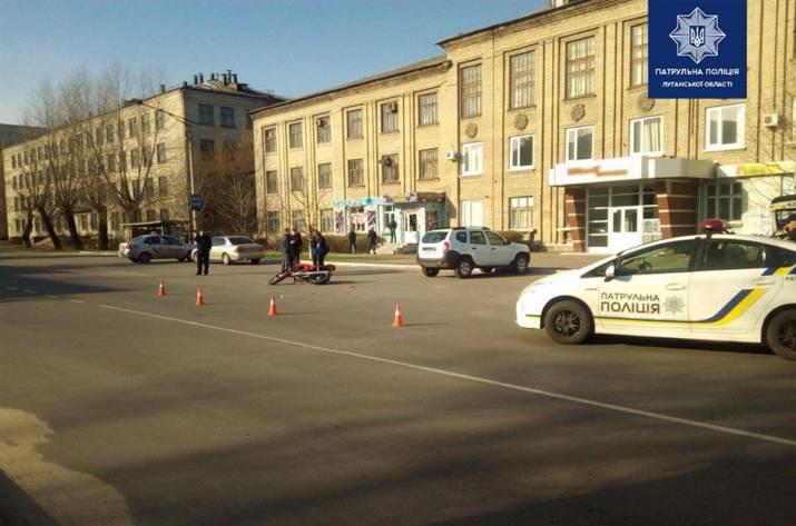 Сегодня, 10 марта, около 08:00 на улице Владимирская, в Рубежном случилось ДТП с участием мотоциклиста и пешехода.