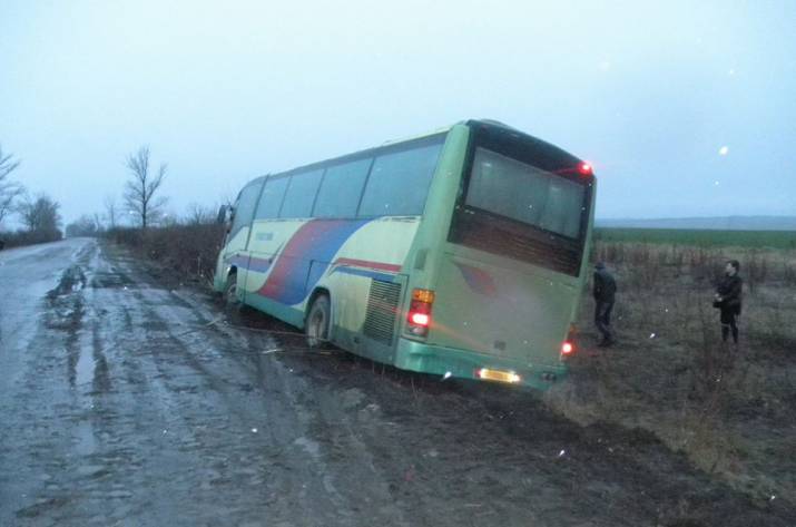 Сегодня, 14 марта, в 7:27 на пункт связи 23-й ГПСЧ ГУ ГСЧС Украины в Луганской области поступило сообщение о том, что на автодороге Т1307 «Марковка - Старобельск», возле села Лесная Поляна, водитель р