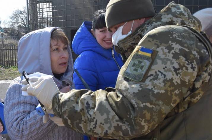 Все КПВВ на Донбассе функционируют по весеннему графику в режиме временного ограничения пересечения линии разграничения.