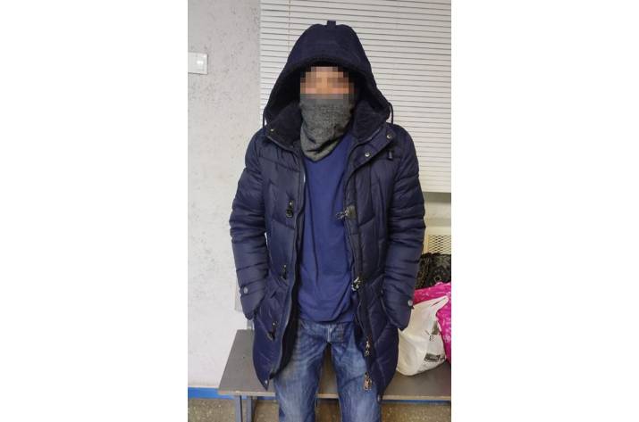 Задержанный 57-летний гражданин РФ, который нелегально находился на территории Украины, подозревается в разбойном нападении.