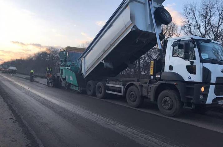 В 17 областях Украины активно ремонтируют дороги. На Луганщине работы ведутся на дороге Н-26 