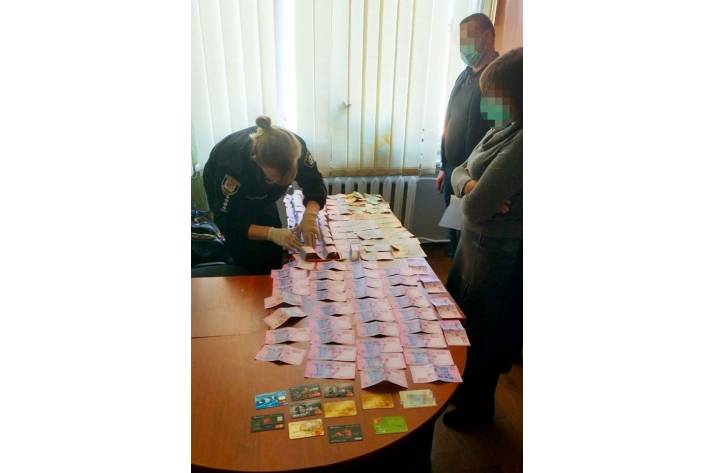 Директор районного центра социальных служб одной из РГА в Луганской области попалась на взятке.