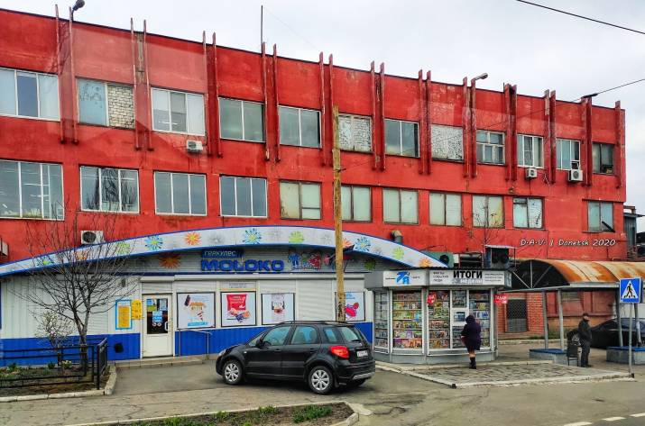 На улицах оккупированного Донецка малолюдно. Местный фотограф Александр Валентинович прошелся по узнаваемым местам города и опубликовал фото в соцсети.