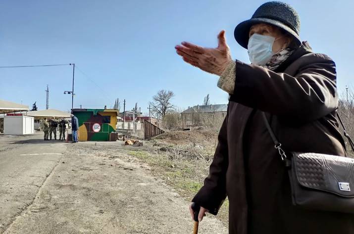 Люди безуспешно пытаются пересечь закрытые КПВВ