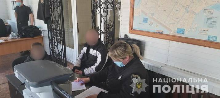 В Северодонецке два 8-летних мальчика ради забавы подожгли автомобиль «ВАЗ 21099» и убежали. К счастью, пожар вовремя потушили и обошлось без жертв.