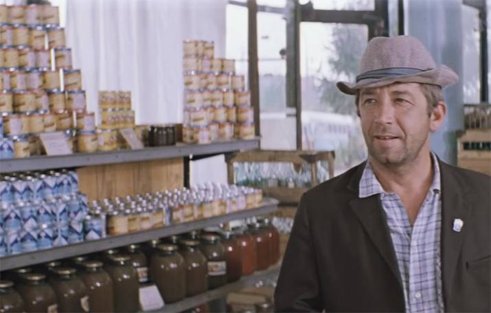 в сегодняшнем посте мы воочию увидим, какой бедный ассортимент был в советских продуктовых магазинах.