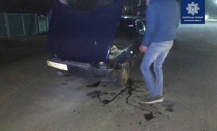 Вчера вечером на улице Первомайской в Лисичанске патрульные роты ТОР помогли мужчине потушить машину.