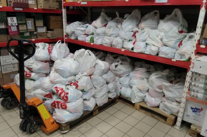 С 3 по 23 апреля представители социальных служб по всей Украине доставят около 580 тысяч бесплатных продуктовых наборов социально незащищенным украинцам, списки которых составили в Министерстве социал