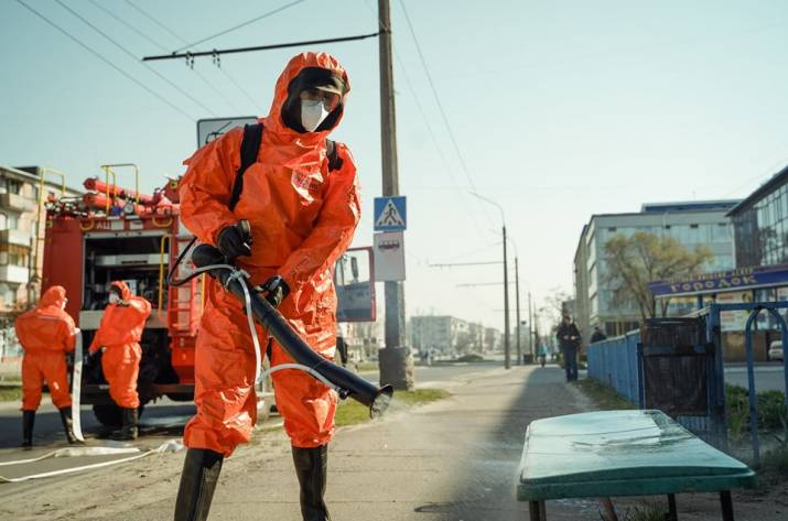 В Луганской области спасатели начали санитарную обработку дорог и остановок общественного транспорта.