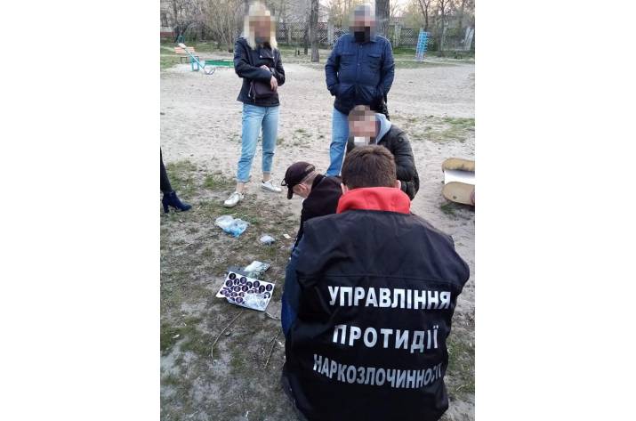 В Северодонецке разоблачили 16-летнюю местную жительницу в сбыте амфетамина и каннабиса. Ей грозит от четырех до восьми лет лишения свободы.