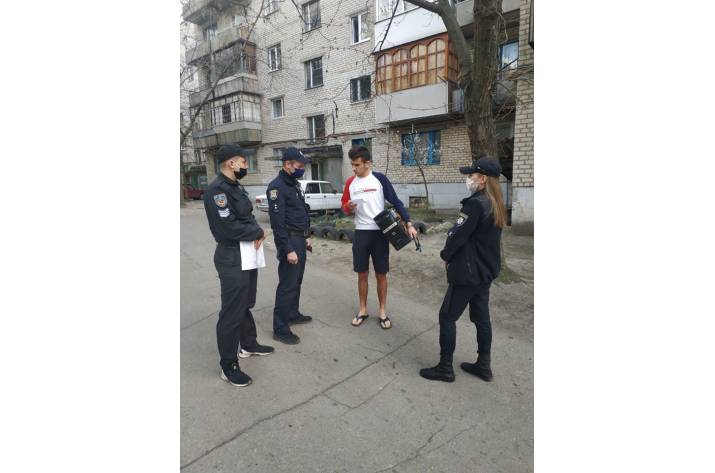 В Северодонецке участковые офицеры полиции вместе с курсантами патрулируют город и призывают граждан соблюдать установленные карантинные ограничения.