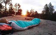 спальный мешок в походе