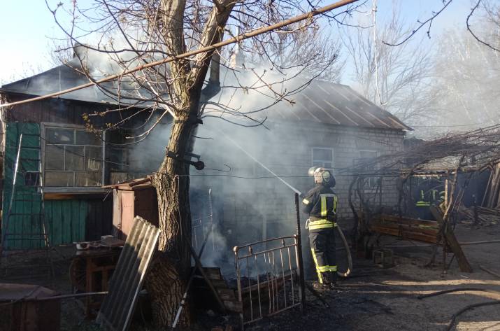 29 апреля в 14:08 в Службу спасения поступило сообщение о возгорании дома на ул. Рубежная, в Станице Луганской.