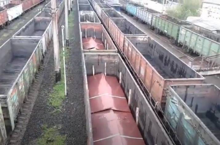 В сети показали железнодорожную станцию в Горловке, где третьи сутки стоят составы с листовым металлом.