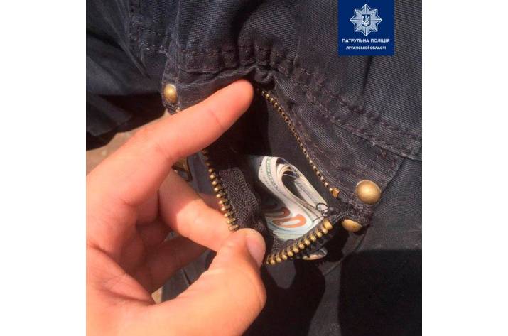 В Рубежном задержали мужчину, который украл деньги из дома собственной матери.