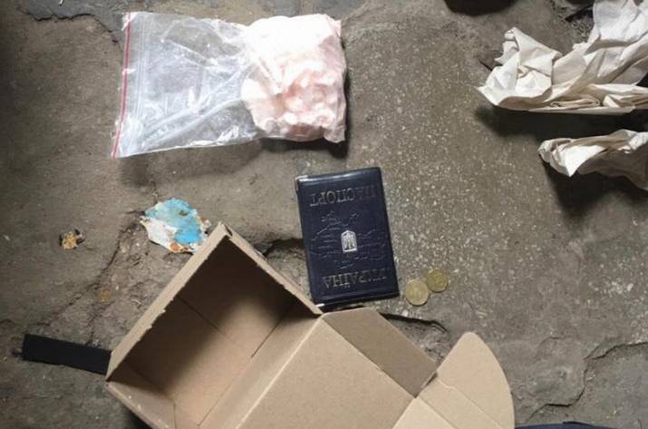 Вчера, 8 мая, в ходе отработки оперативной информации сотрудники Управления противодействия наркопреступности вместе со следователями задержали 25-летнего жителя Рубежного, который осуществлял сбыт ам