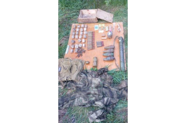 Вчера, 8 мая, во время проведения санкционированного судом обыска в с. Бахмутовка, по месту жительства 50-летнего мужчины был выявлен опасный тайник