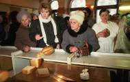 Что интересно — когда фанаты СССР видят фото советских очередей, они почему-то всегда говорят, что мол эти снимки сделаны уже в девяностые годы — хотя по самим фото видно, что это как раз-таки самый н