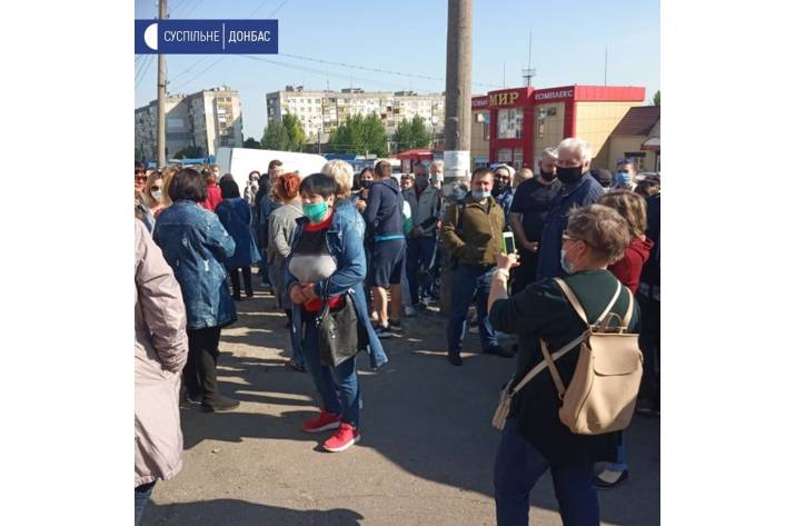 В Лисичанске митингуют предприниматели непродовольственных товаров. Люди перекрыли дорогу.