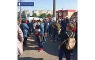 В Лисичанске митингуют предприниматели непродовольственных товаров. Люди перекрыли дорогу.