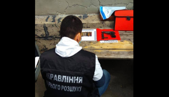 Пистолет «Walter», магазин и патроны к нему, а также патроны к охотничьему ружью обнаружили и изъяли у 53-летнего жителя Горского.