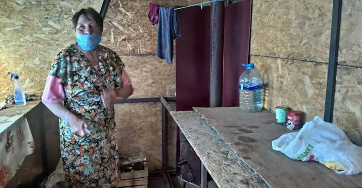 60-летняя Людмила Ивановна, которой пришлось жить в фанерном ларьке на КПВВ «Станица Луганская», только спустя два месяца получила разрешение на пересечение линии разграничения.