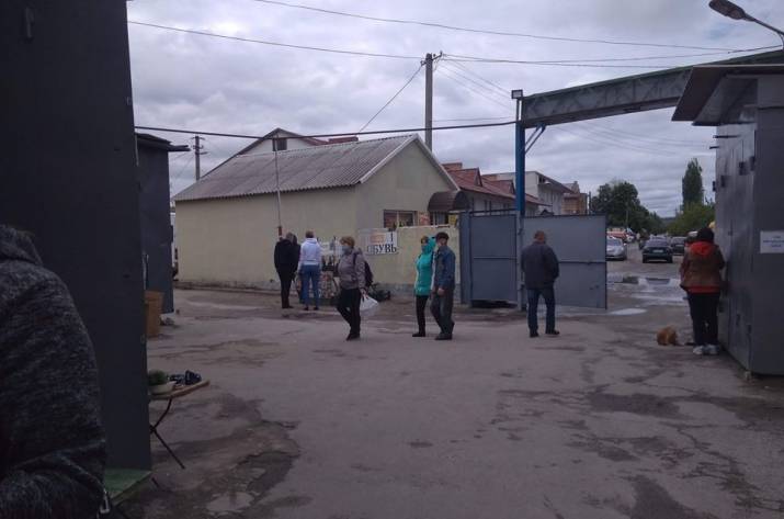 По состоянию на 16 мая центральный рынок Старобельска продолжает работать.