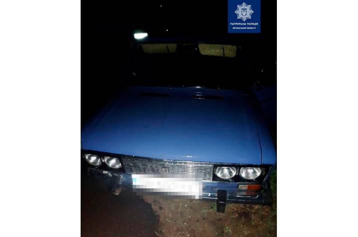 Около полуночи патрульные получили сообщение о ДТП на улице Гагарина. По словам заявителя, двое мужчин на автомобиле «ВАЗ 21061» наехали на бетонную плиту и пытаются уехать с места происшествия.
