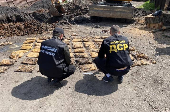 В ходе проведения санкционированного обыска правоохранители обнаружили и изъяли пакеты с шашками «Аммонит» весом 216 кг.