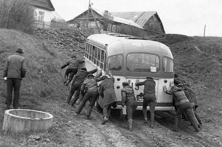 В среде любителей СССР почему-то популярен миф о том, что все люди в СССР жили богато и привольно, имели совершенно бесплатные пятикомнатные квартиры и питались самыми лучшими и главное натуральными п