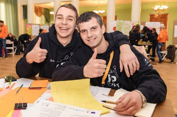 В Україні стартувала реєстрація на глобальну інноваційну програму для молоді UPSHIFT Online. Мета програми - надати підліткам і молоді можливість розвивати професійні навички та заснувати власне соціа