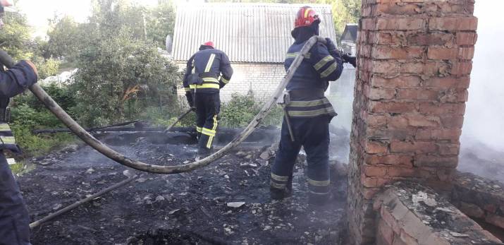 Сегодня, 2 июня, в 4:55 в Службу спасения поступило сообщение о пожаре по ул. Генерала Потапенко в Лисичанске.